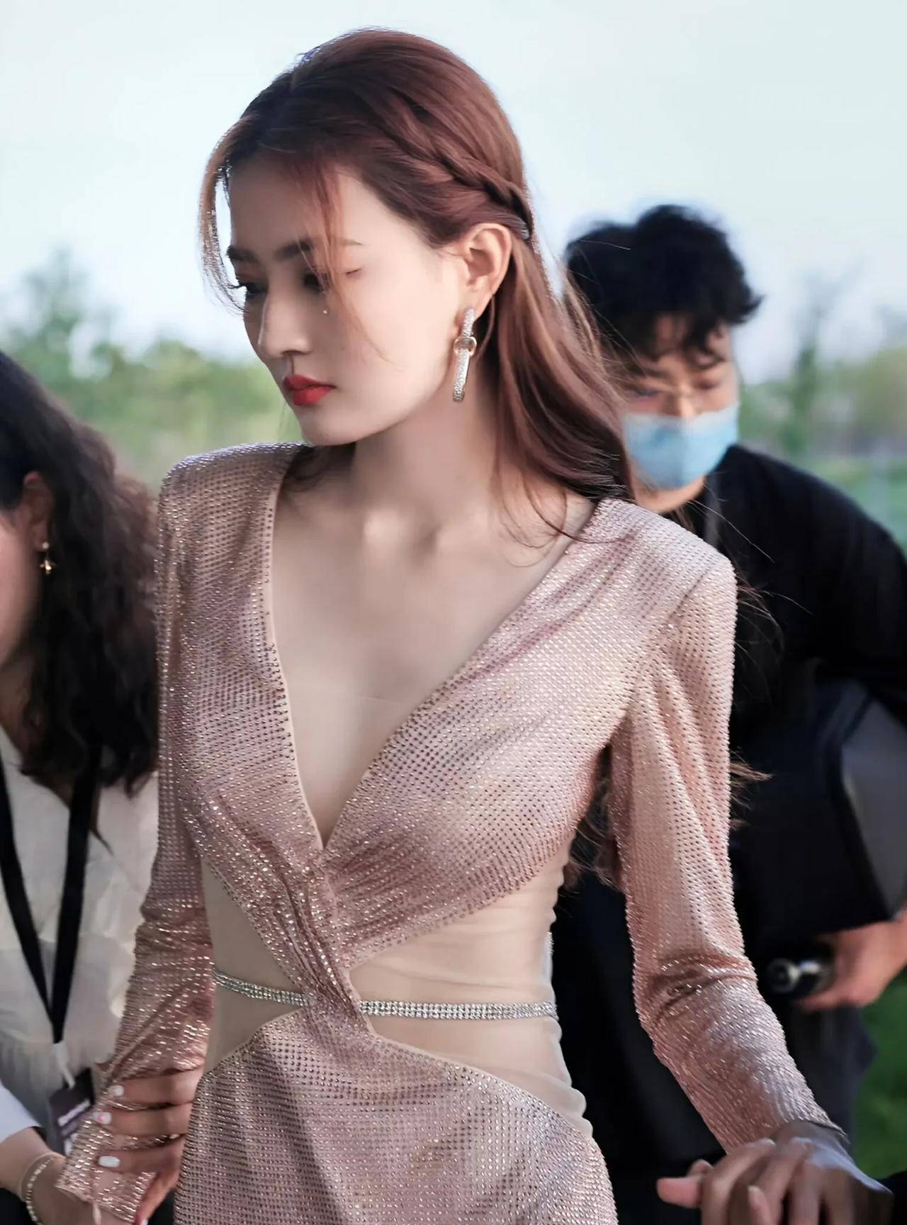 徐璐粉钻礼裙勾勒曼妙身姿,女人味满溢