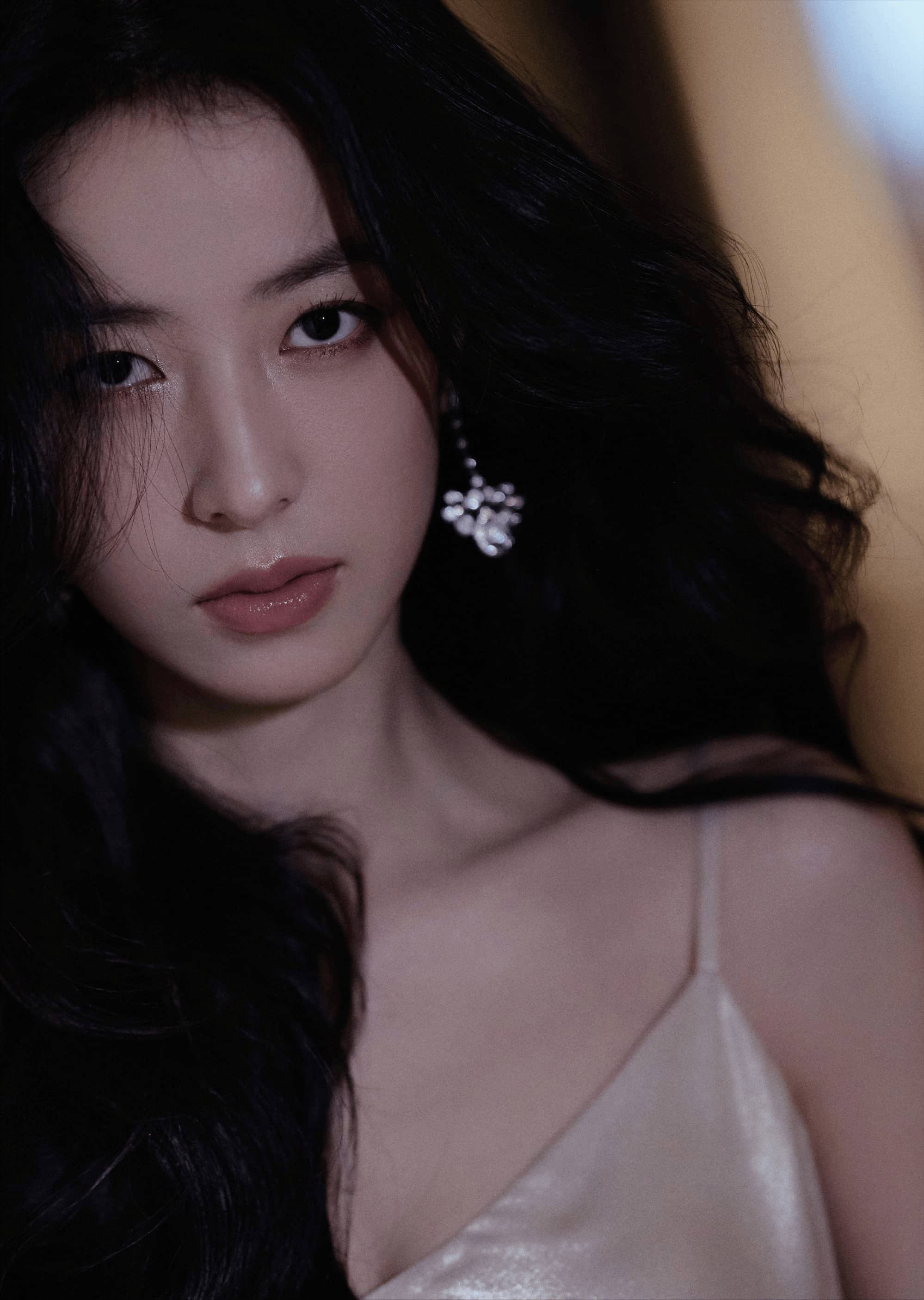 周雨彤太会穿了!一袭丝缎长裙搞定气质氛围感,简直是梦中女神