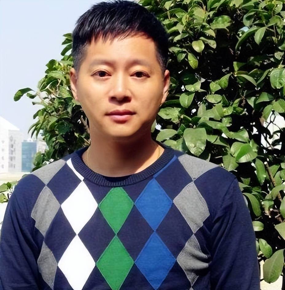 他是"湖南一哥",因听老婆怂恿自毁前程,现在沦落到做婚庆主持