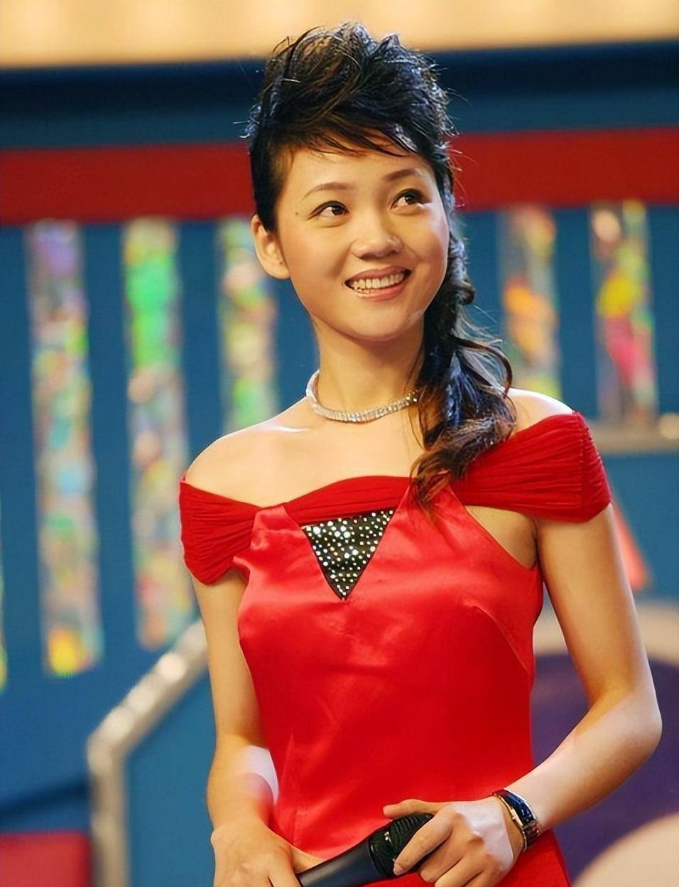 她是著名美女主持人,嫁给神秘老公生下三个孩子,50岁宛如少女