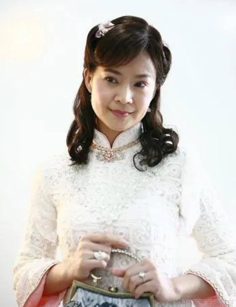 从"最美婉君" 到婚姻坎坷:俞小凡的跌宕人生,远比剧本曲折!