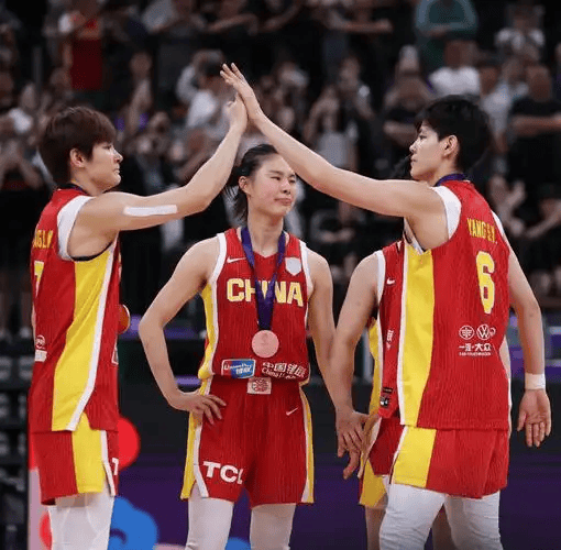 中国女篮换帅在即？WNBA传奇教练莱斯利或接任，李梦有望被激活