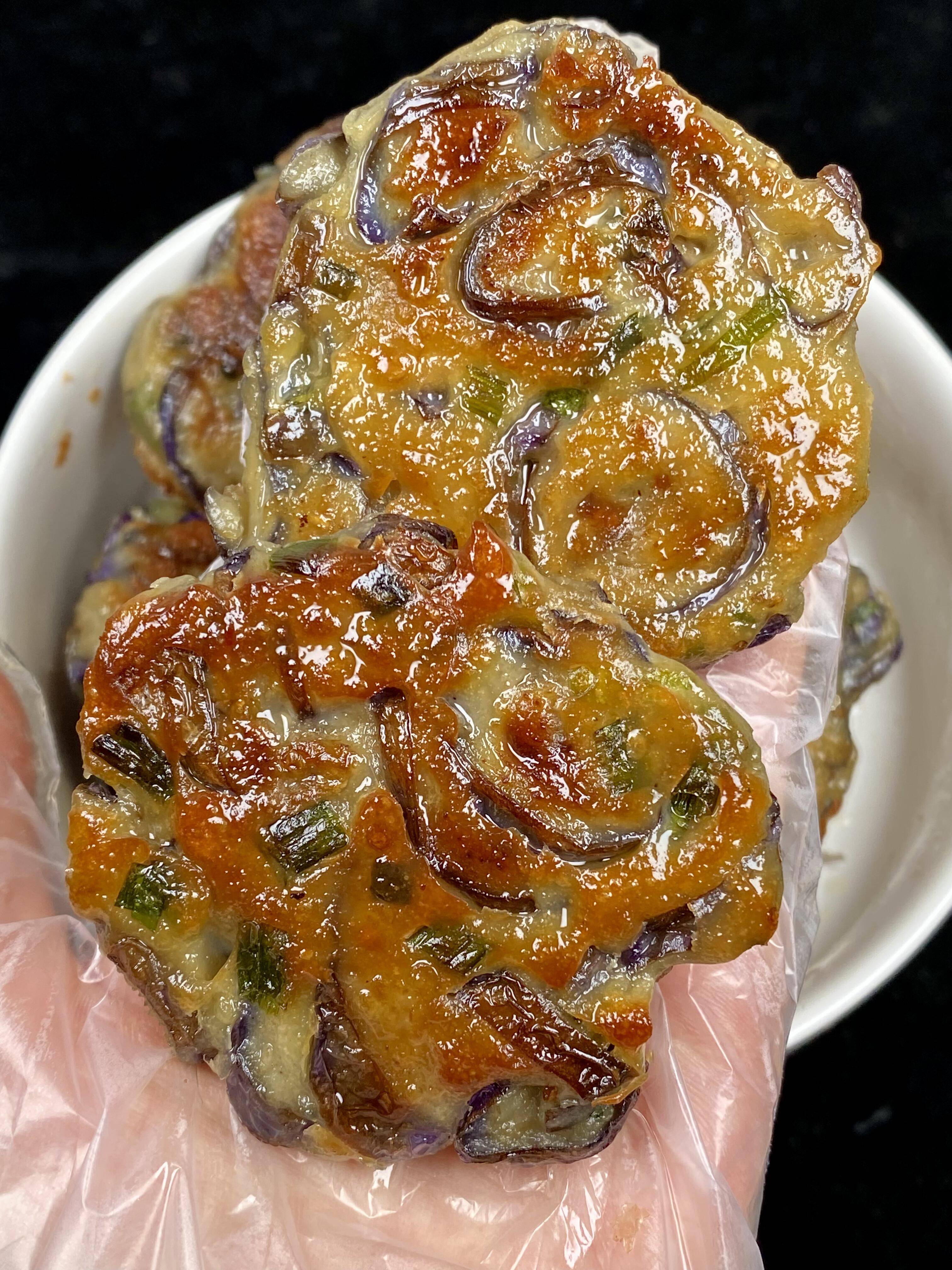 十分钟教你做软糯香嫩的茄子饼,外酥里嫩,葱香浓郁,速学!