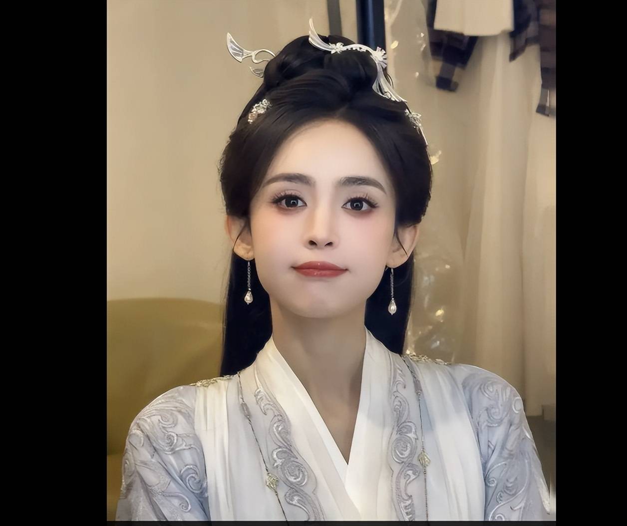 古力娜扎古装造型,做可爱的手势,少女感十足!