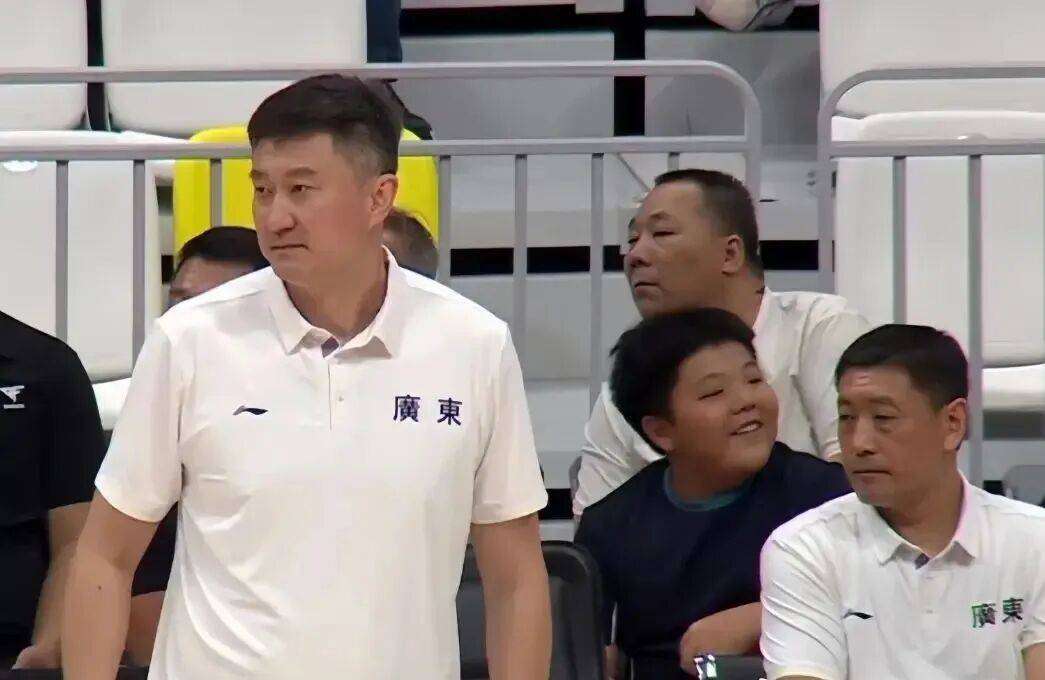 胜四川不到12小时，广东收3忧1喜，杜锋高兴早了，崔永熙做明智决定