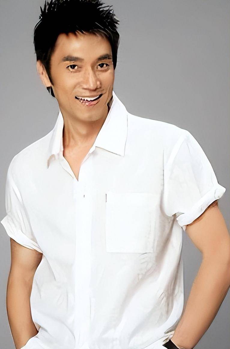 笑喷!林依轮和23岁儿子游上海迪士尼,网友:别合影,你儿子不想