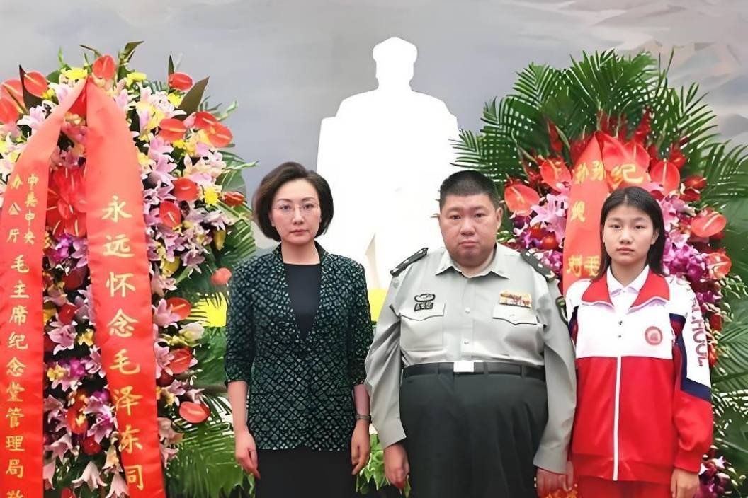 刘滨一家三口祭拜毛主席,她总是穿得那么得体,毛甜懿总是穿校服