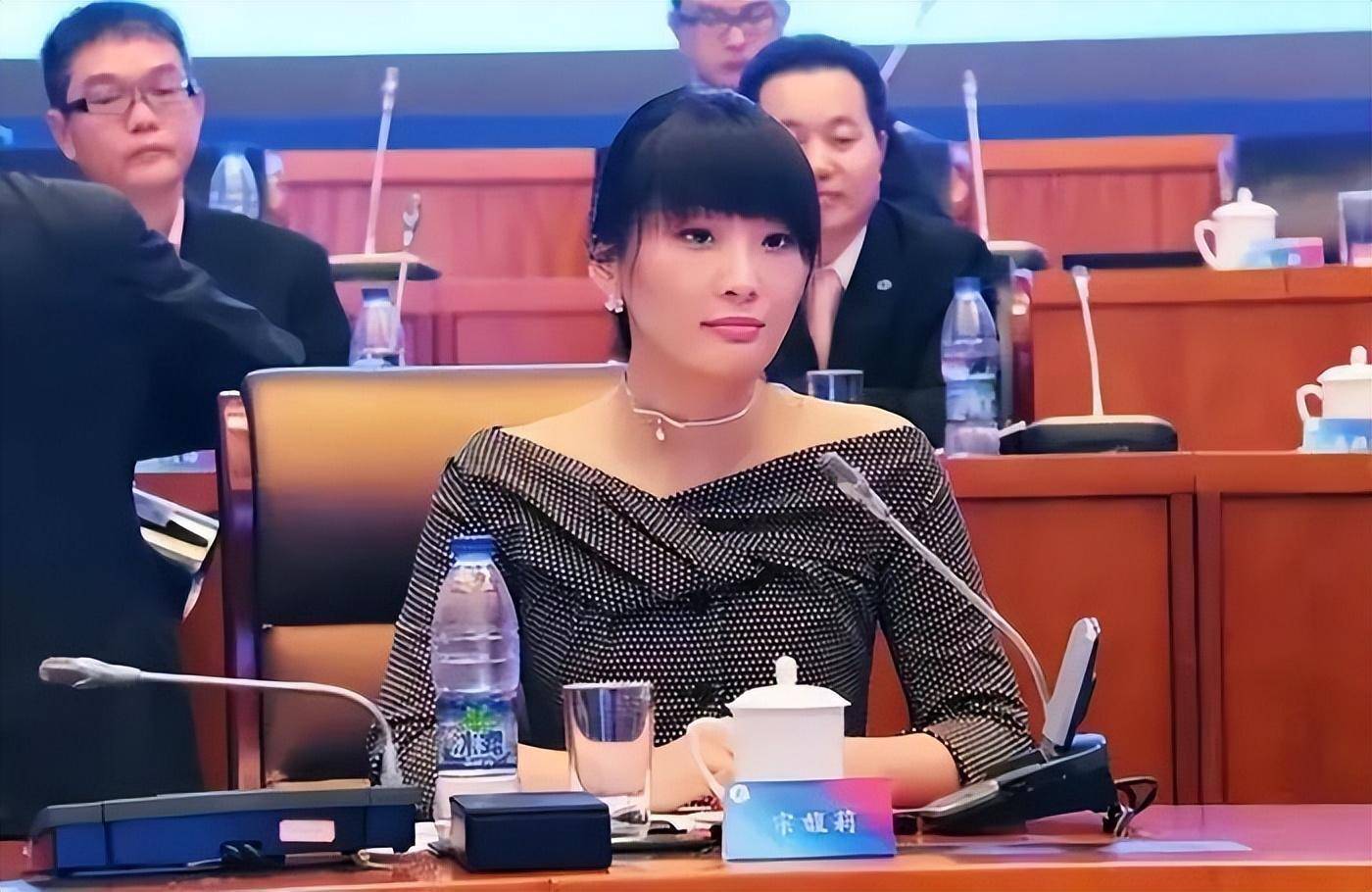 娃哈哈千金宗馥莉:41岁成身材走样,有钱人不屑追,穷人她看不上