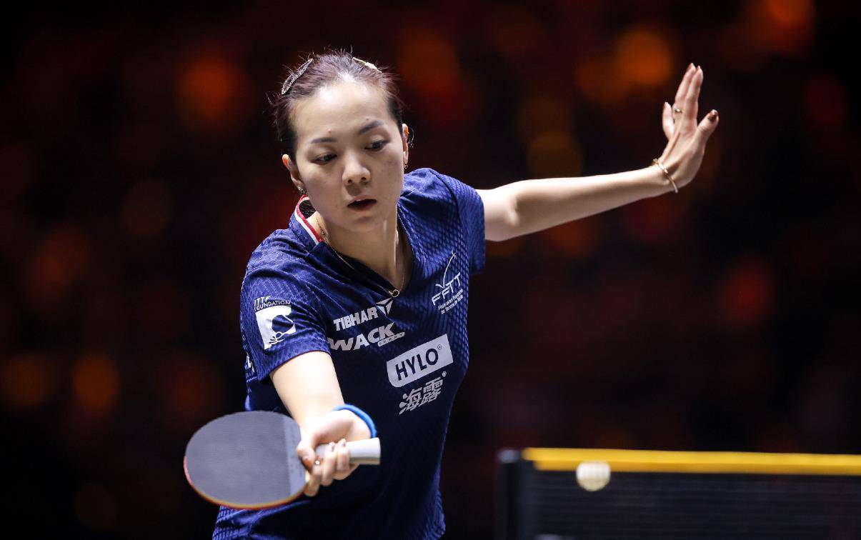 名将早田希娜状态神勇,直落三局(11-7/11-2/11-5)横扫法国老将袁嘉楠