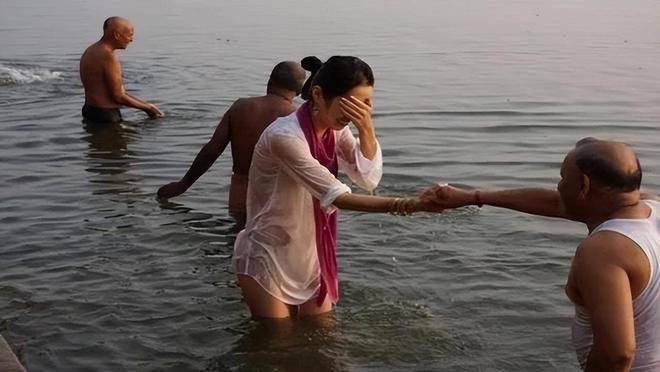 图片[2]-一位日本人在印度旅游，说恒河水像奶茶，结果他住了三天医院！-华闻时空