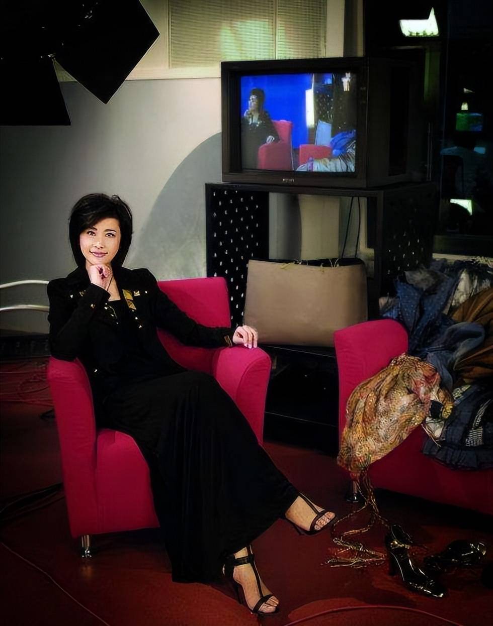 "凤凰卫视一姐"吴小莉,才貌双全为何却嫁给了大25岁流浪歌手?