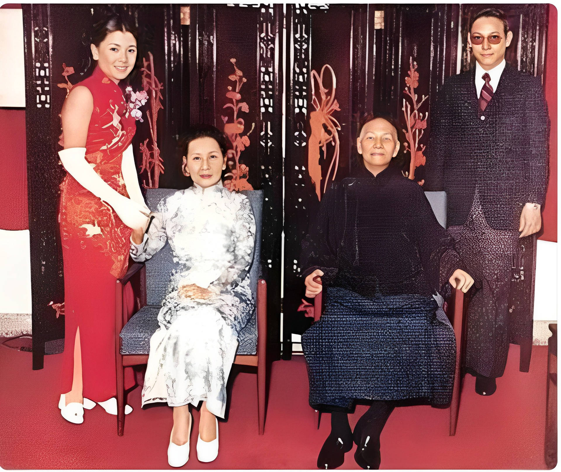 1973年,蒋中正出席孙子婚礼,不能站立,双手被胶带固定在椅子上