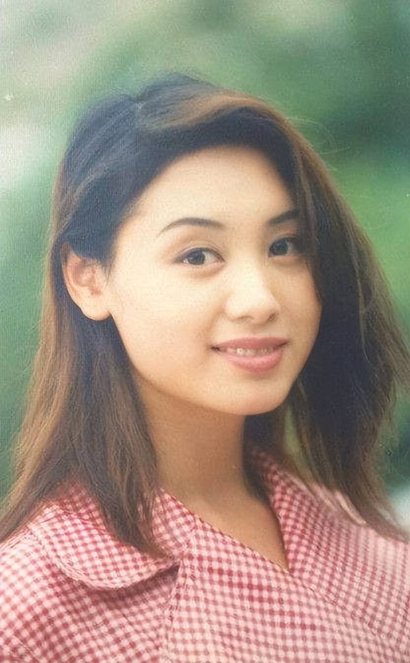 值得一提的是,郭可盈的弟弟郭可颂后来迎娶了同为演艺圈明星的熊黛林