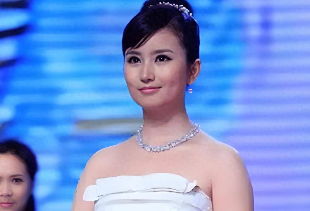 上海主持人伏玟晓，和富商离婚后沦落到当网红，37岁独自带娃生活 