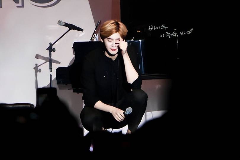 李钟硕粉丝见面会取消 因菲律宾持续爆发超大规模游行！