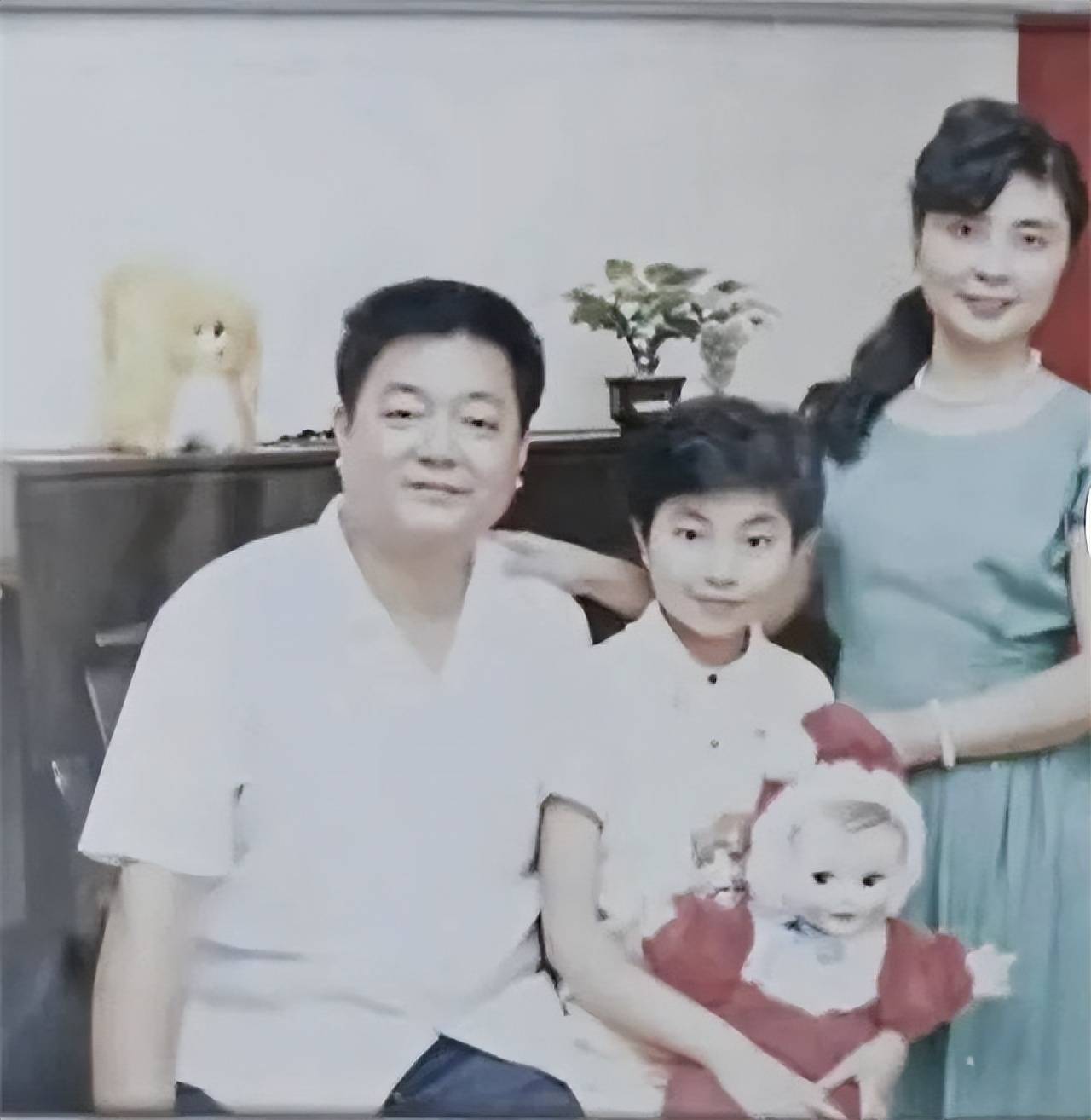 60岁产女盛海琳老公追悼会:身盖国旗,12岁试管双胞胎女儿送别