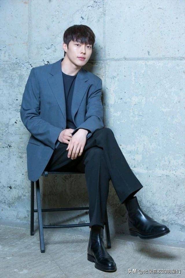 张基龙的外表充满成熟男人的时尚不笑的时候给人一种停欲系男神!
