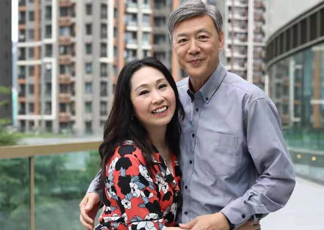 妻子患病担心不已,内地低调现身亲友婚礼