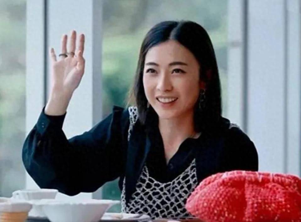 从娱乐记者到豪门贵妇,香港富婆甘比的人生经历,简直比郭晶晶还要传奇