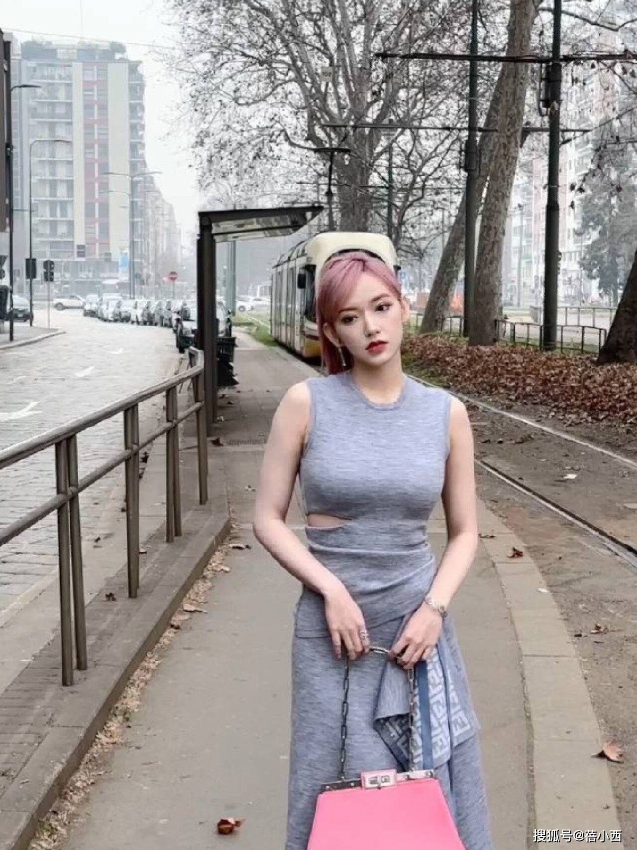 又被程潇的3D侧面惊艳了!一头粉发像芭比