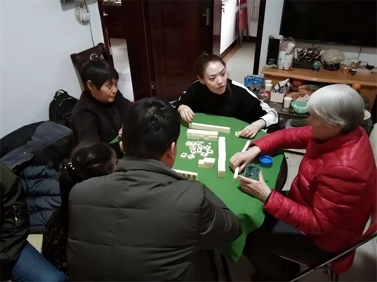 重庆麻将馆:座无虚席,一堆人天天打牌,他们是靠什么谋生的?