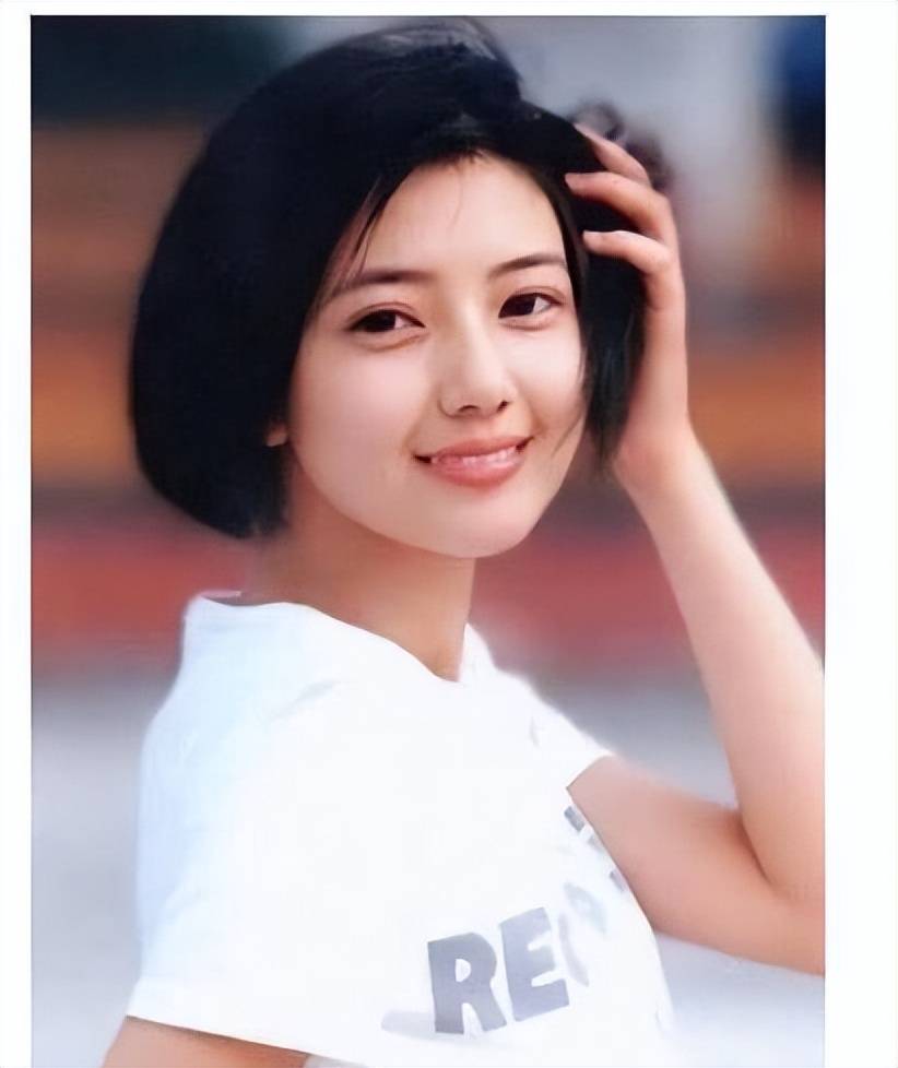 高圆圆"高中旧照"被曝出,班主任:至少10个班的男生在追她!