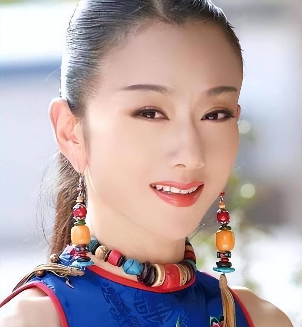 杨丽萍65岁近况曝光:剪掉了长指甲,仙气不再,现在拄拐杖出行!