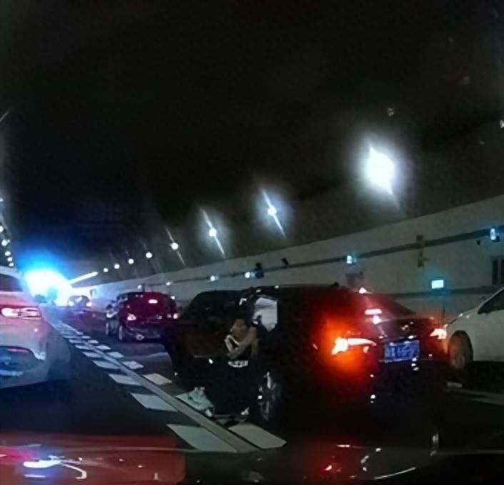 广州一隧道内发生车祸 ,10岁男孩为救母亲跪地拦车求救,母亲脱险后