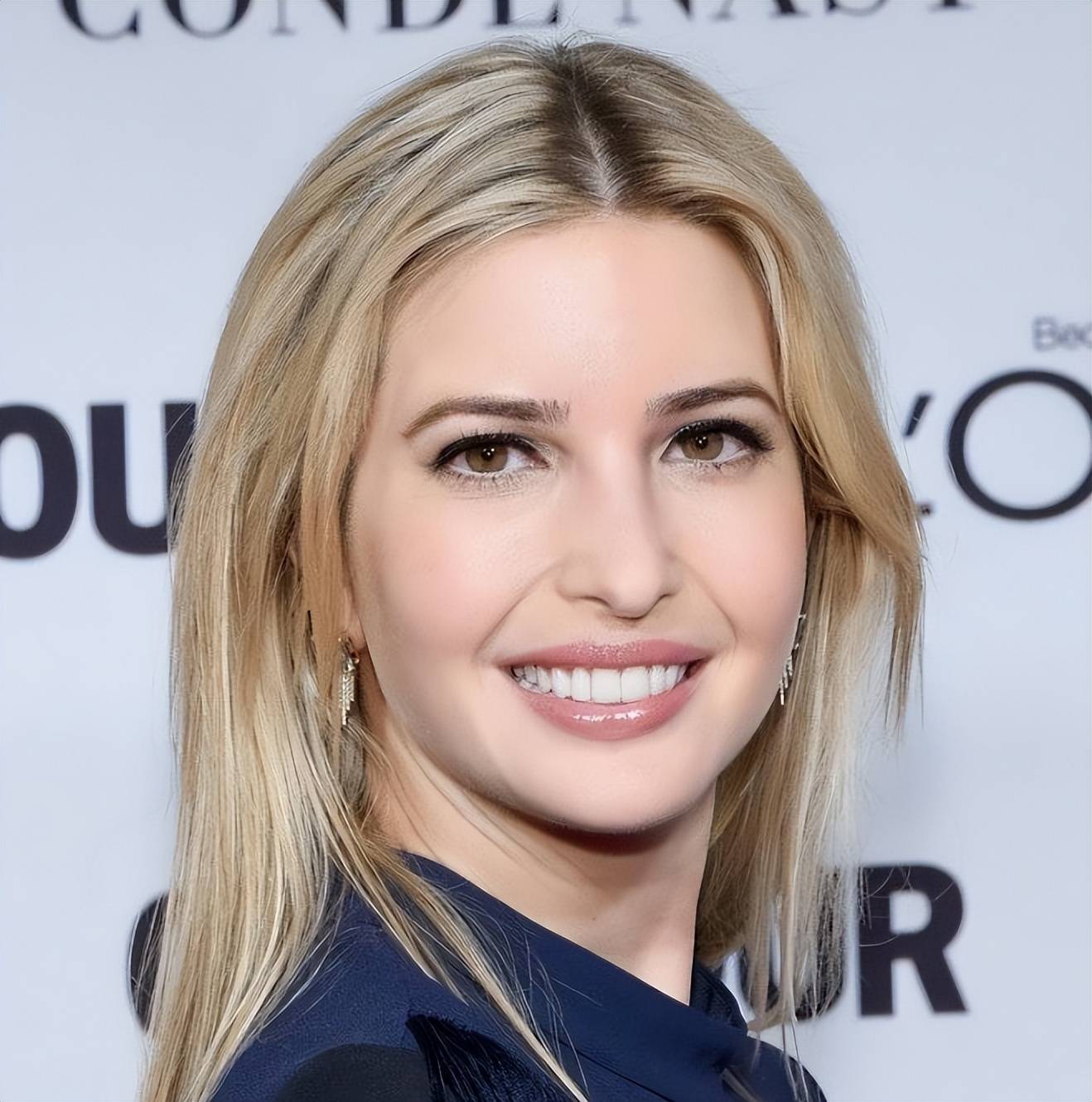 2016年,克林顿和伊万卡握手眼神不离身,而伊万卡转身就变了脸色