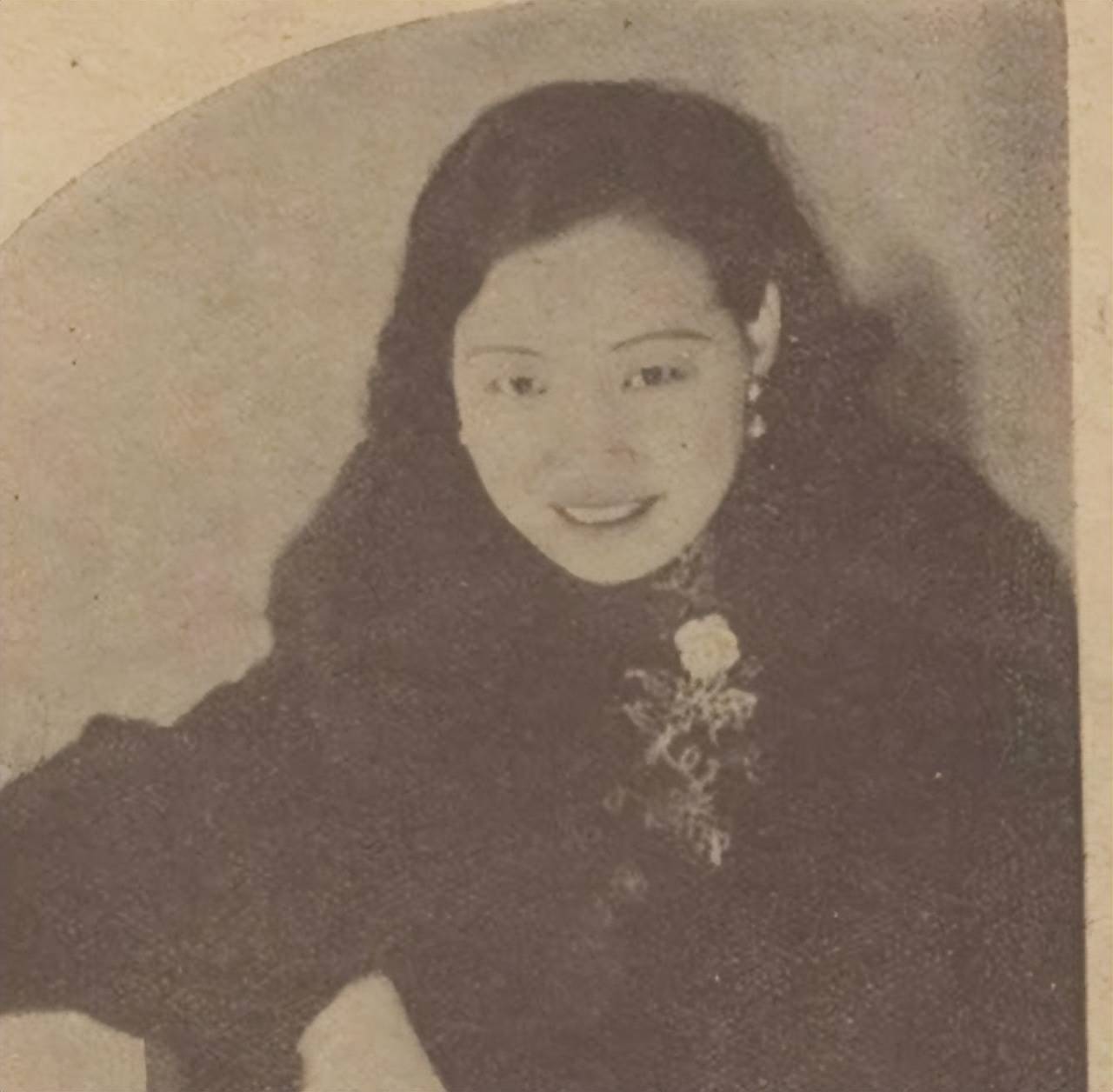 1956年,章含之和未婚夫洪君彦合影,她21岁,长相出众,气质不凡_毛主席_乔冠华_洪晃
