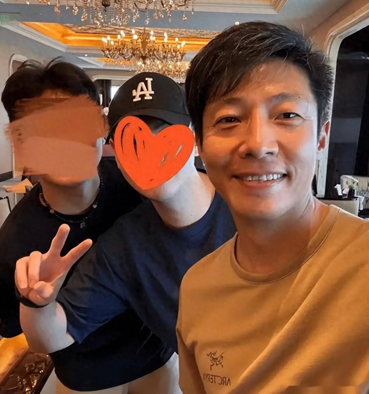 撒贝宁夫妇商场扫货被偶遇素颜李白侧颜惊艳亲切合拍没架子