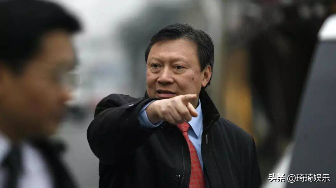 就在此时,唐锦馨的出现如一缕微光照进了他内心的黑暗