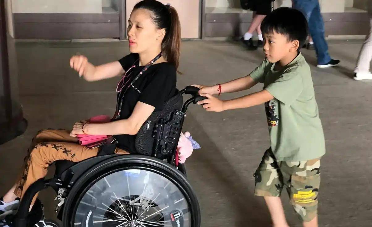 体操冠军桑兰:17岁被摔成高位截瘫,索赔18亿美元,如今怎样了?