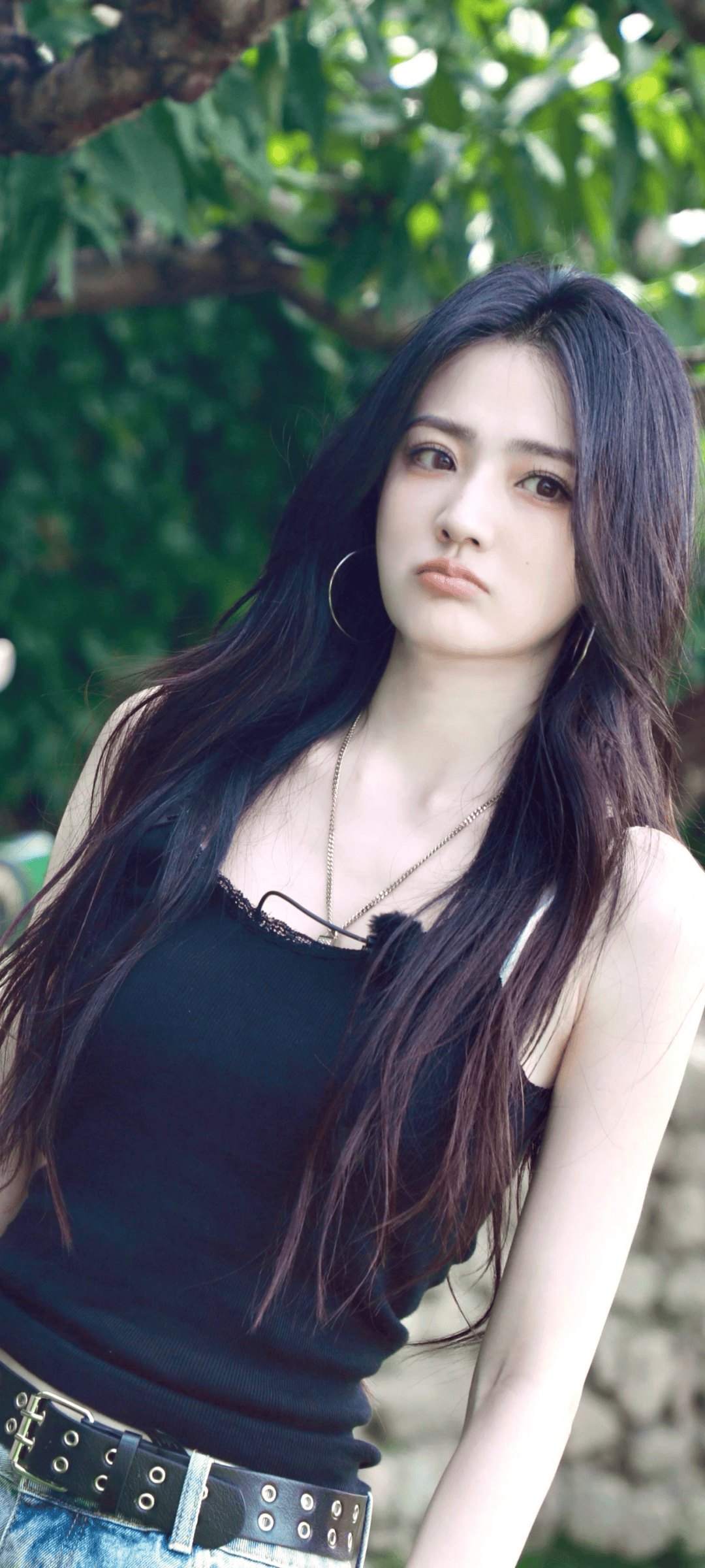 徐璐最新壁纸里,大眼睛扑闪着碎钻般的光,眼尾微微上挑,高挺的鼻梁下