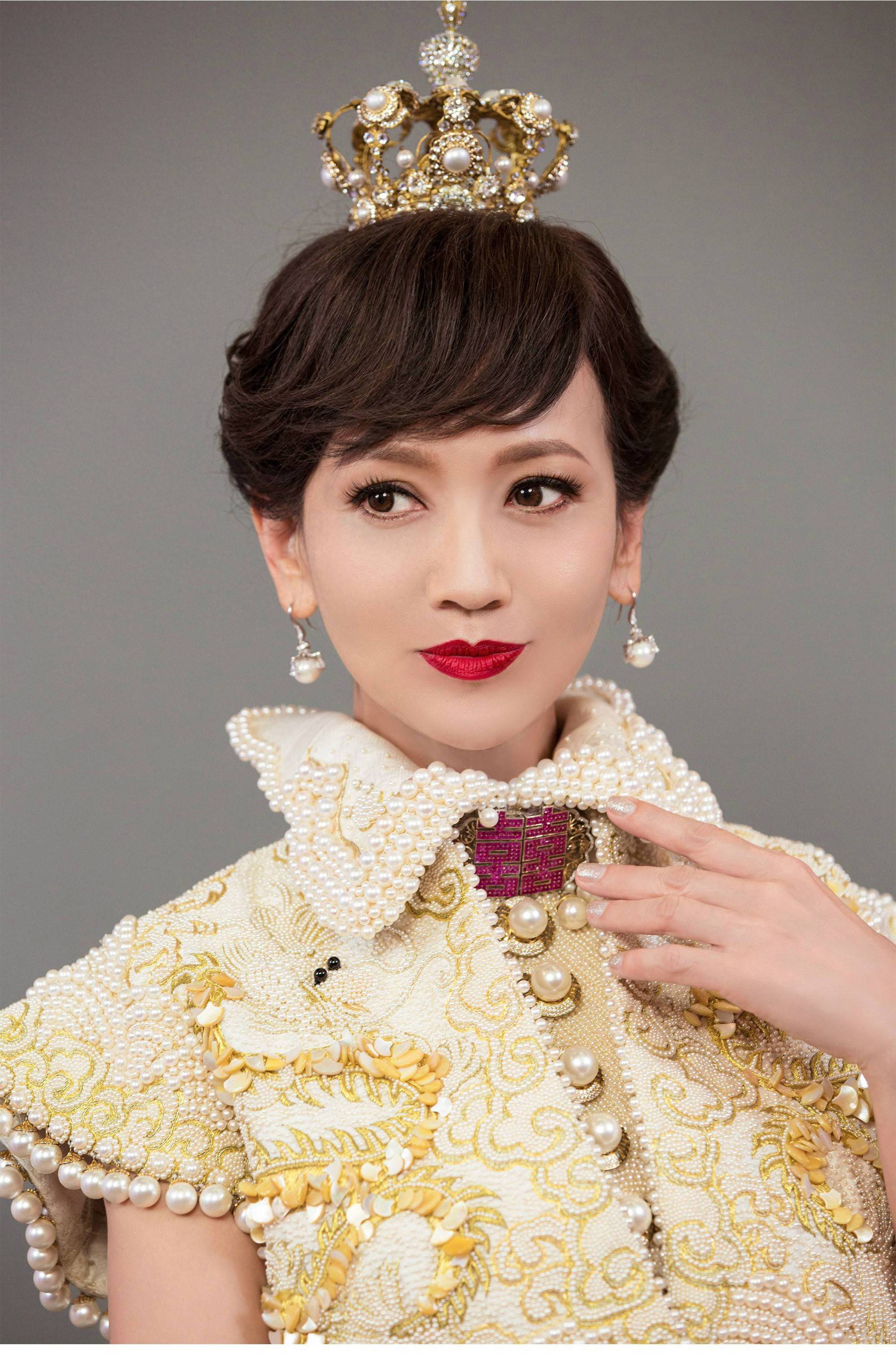 71岁赵雅芝机场被偶遇,皮肤松弛臀部塌陷,网友:不老女神真老了