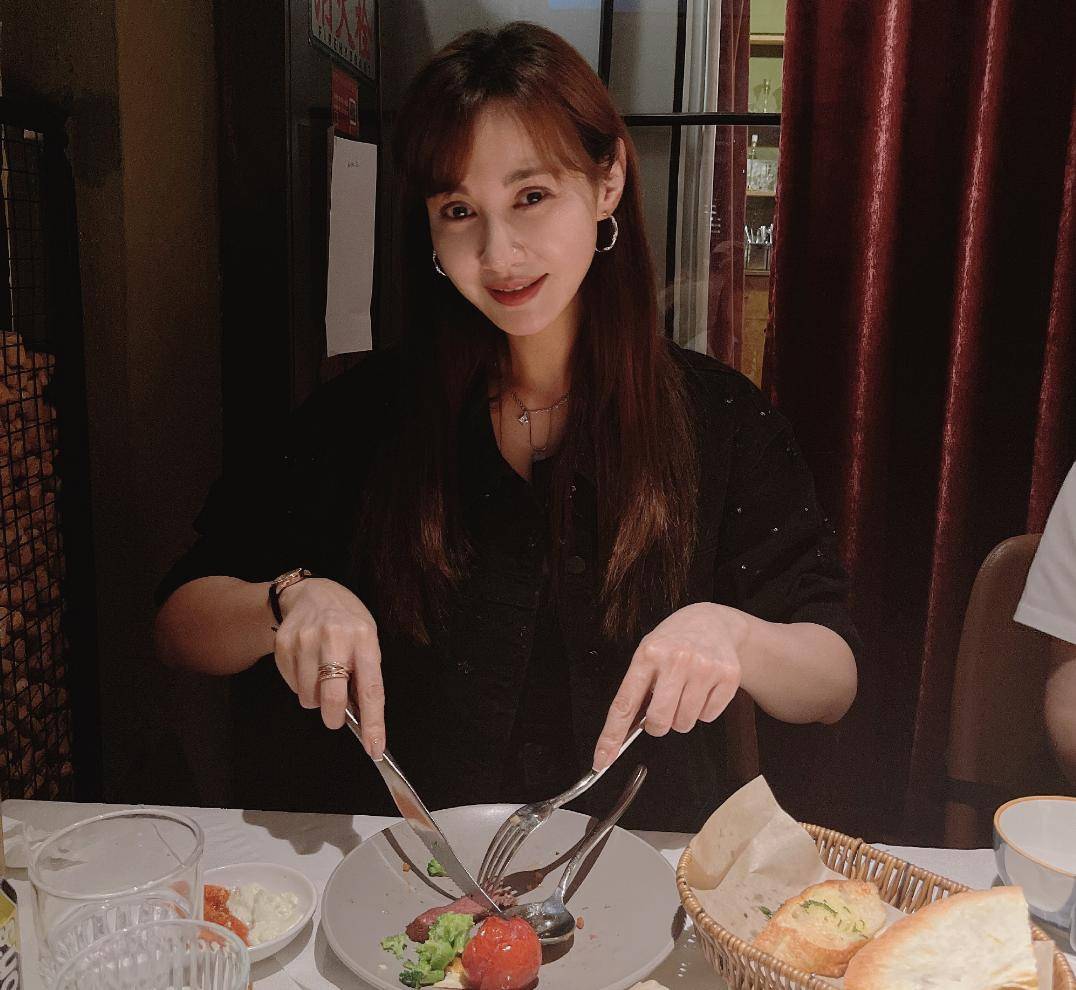 杨雪长得漂亮有演技,事业当红时嫁人生一女,现在活成喜欢的自己