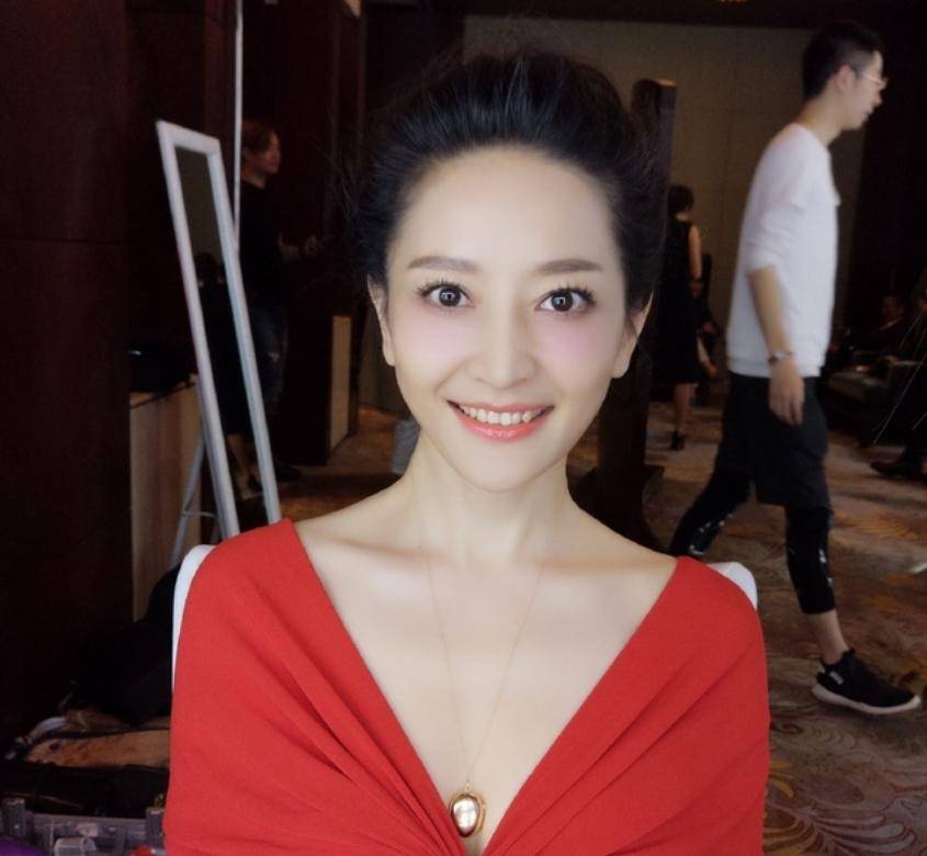 央视美女主持人谢颖颖:47岁依旧知性优雅,丈夫是知名建筑设计师