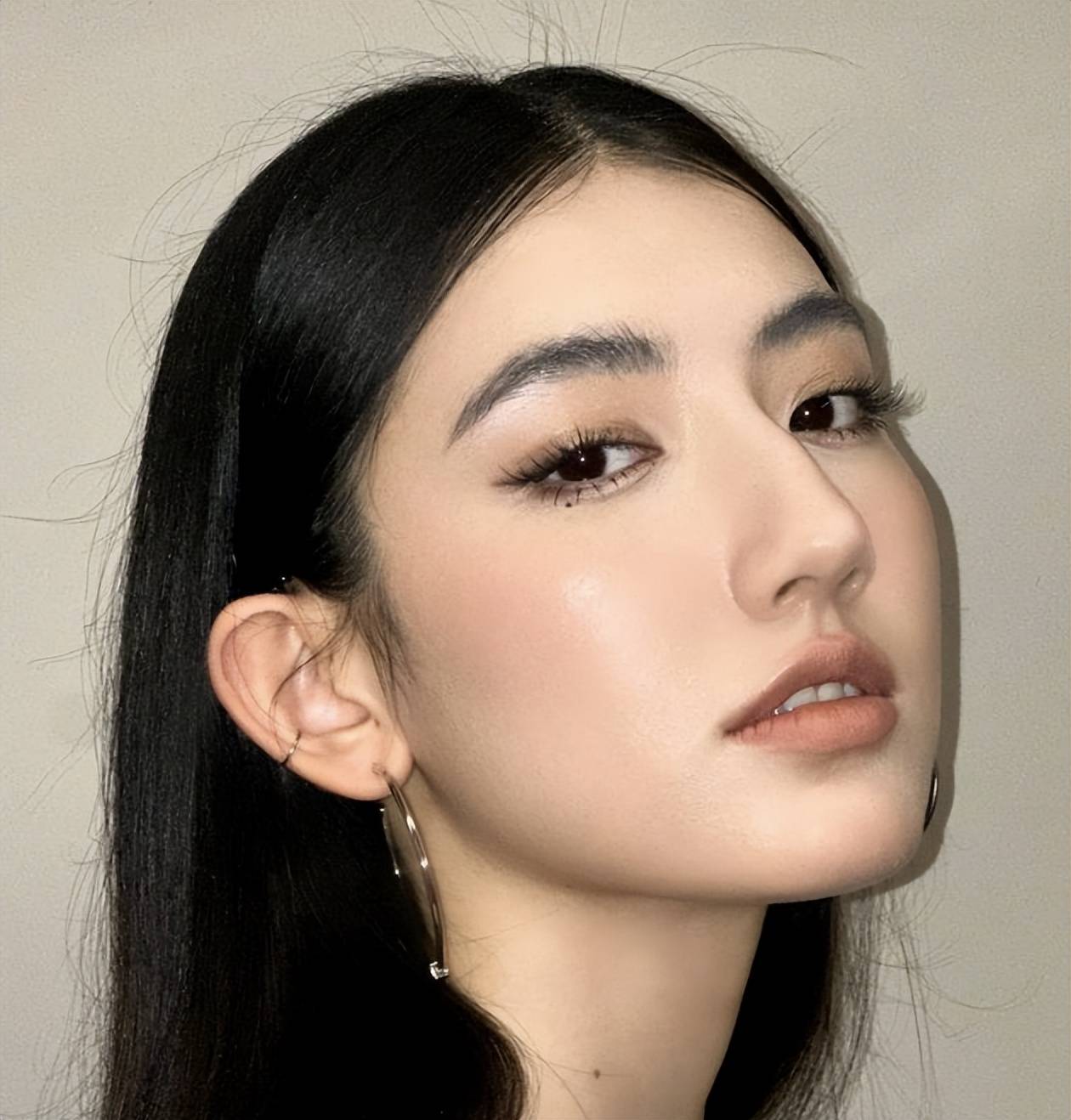 娱乐圈又来一个新疆女星颜值高有文化未来可期
