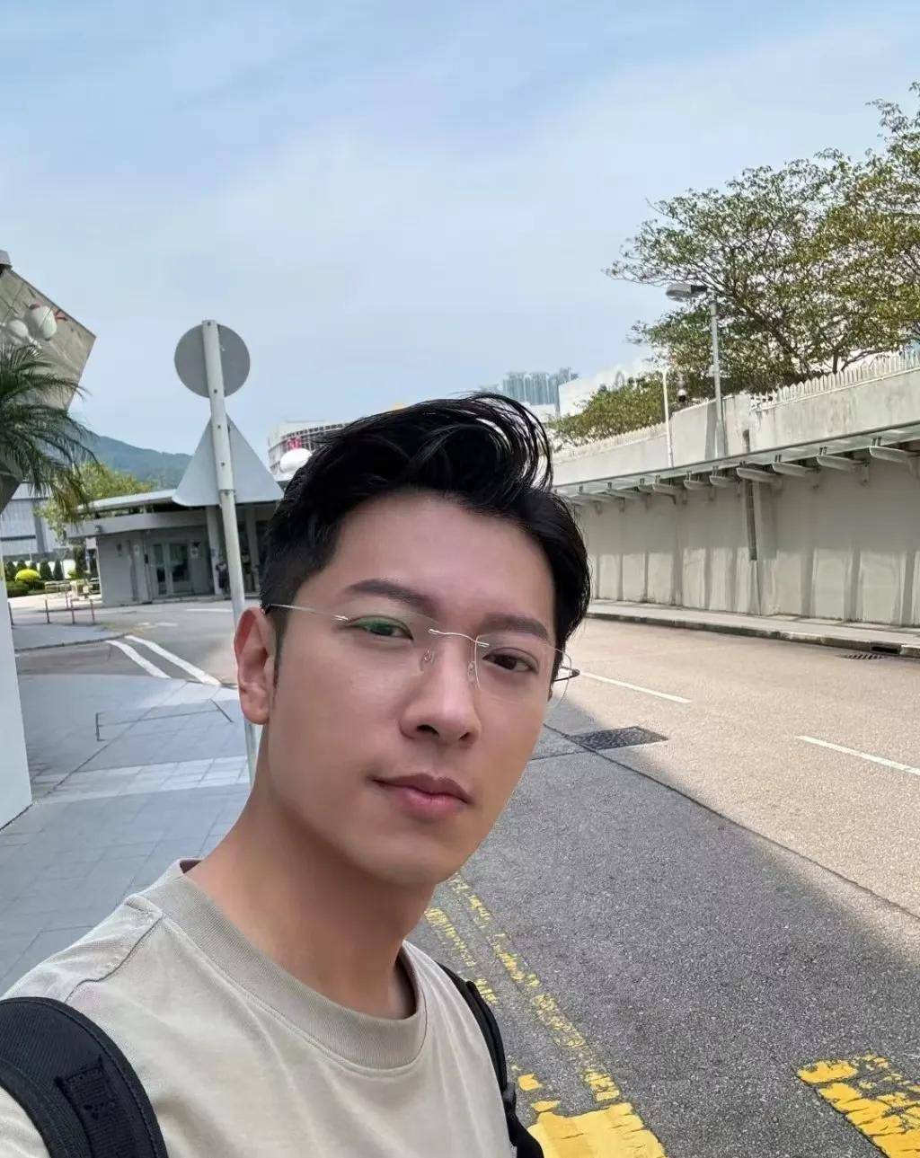 不过随着年纪的增长,高钧贤开始有了体重增加的倾向,身材和脸颊都不如