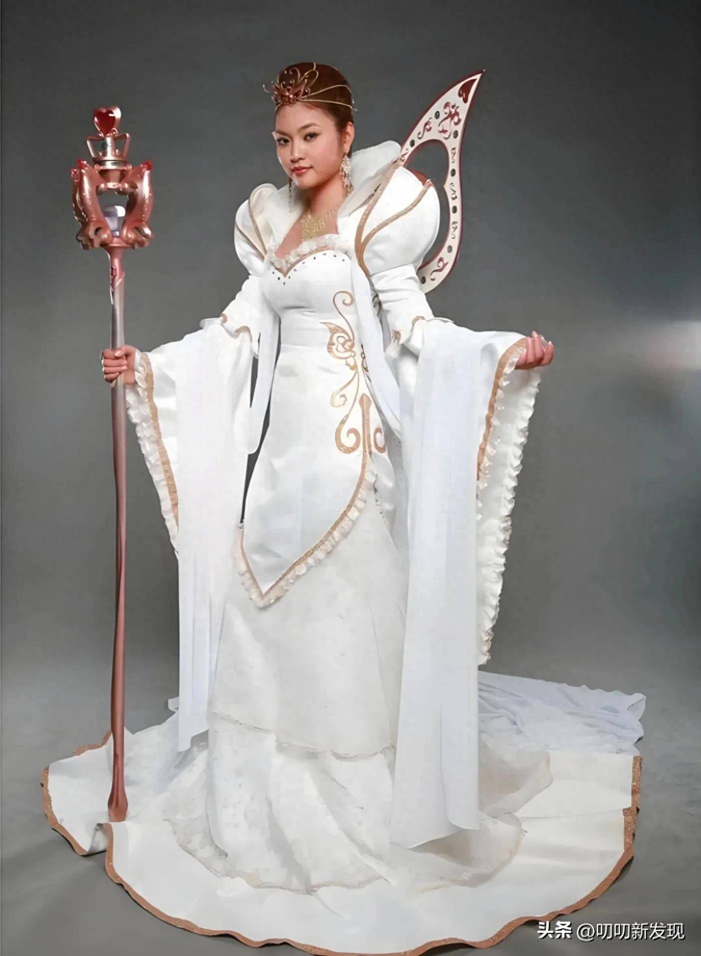 转行做网红,卖假货)袁奇峰,饰演游乐王子的演员,和魔仙女王王慧同龄