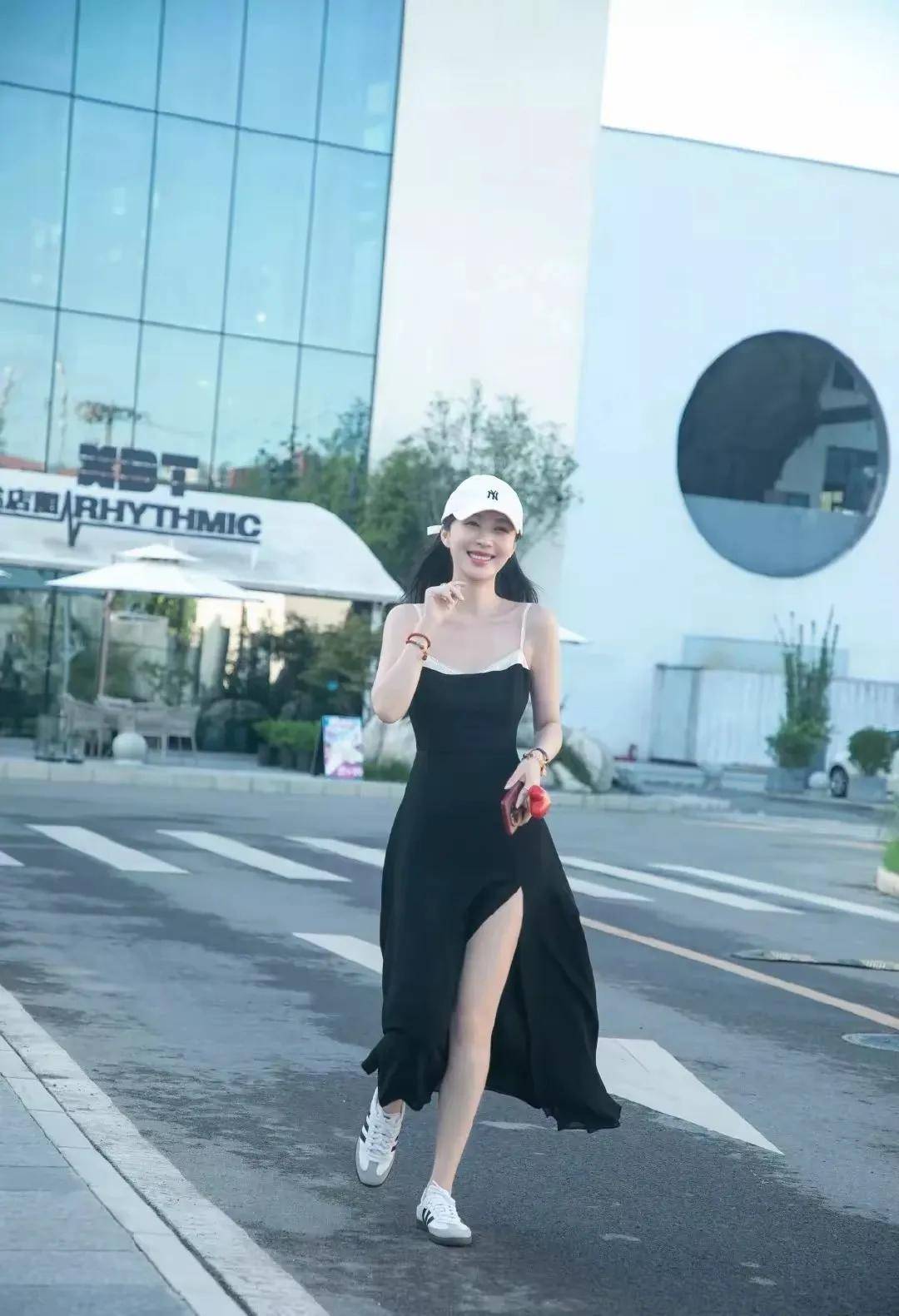 李菲儿身材匀称曲线优美是所谓的黄金比例身材