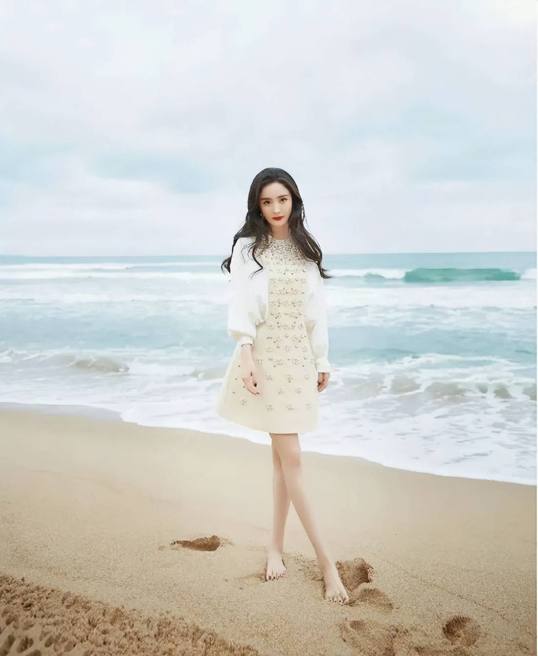 海风轻拂杨幂这组海边照绝了简直美成仙