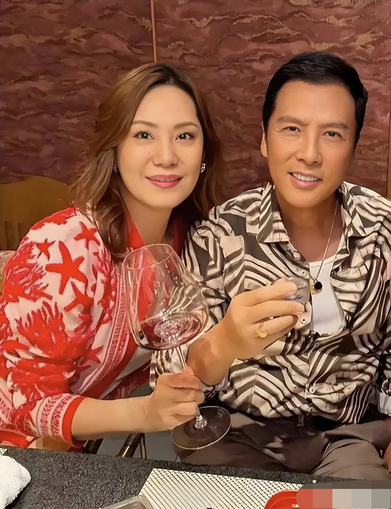 照片流出后,意外在网络掀起热议一网友们忍不住打趣,甄子丹反倒比岳母