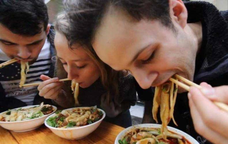 图片[2]-第一批来华免签的外国人，被美食整破防了，回国已经吃不下白人饭了-华闻时空