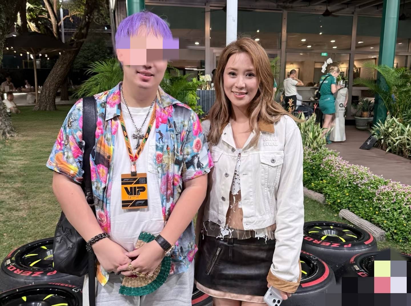 徐子淇李家诚现身新加坡f1赛事，徐子淇穿露脐装，李家诚笑得勉强