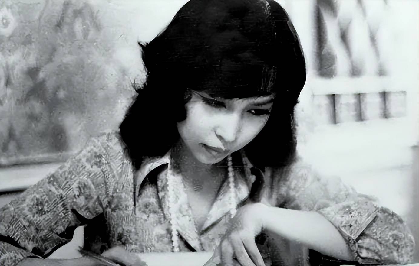 艳星转行当间谍,征服1000多个男人却退圈造卫星,不爱豪门爱祖国