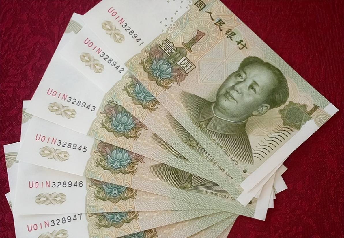 也许你家抽屉,存钱罐里还静静躺着几张1999年版的一元纸币,它们看似