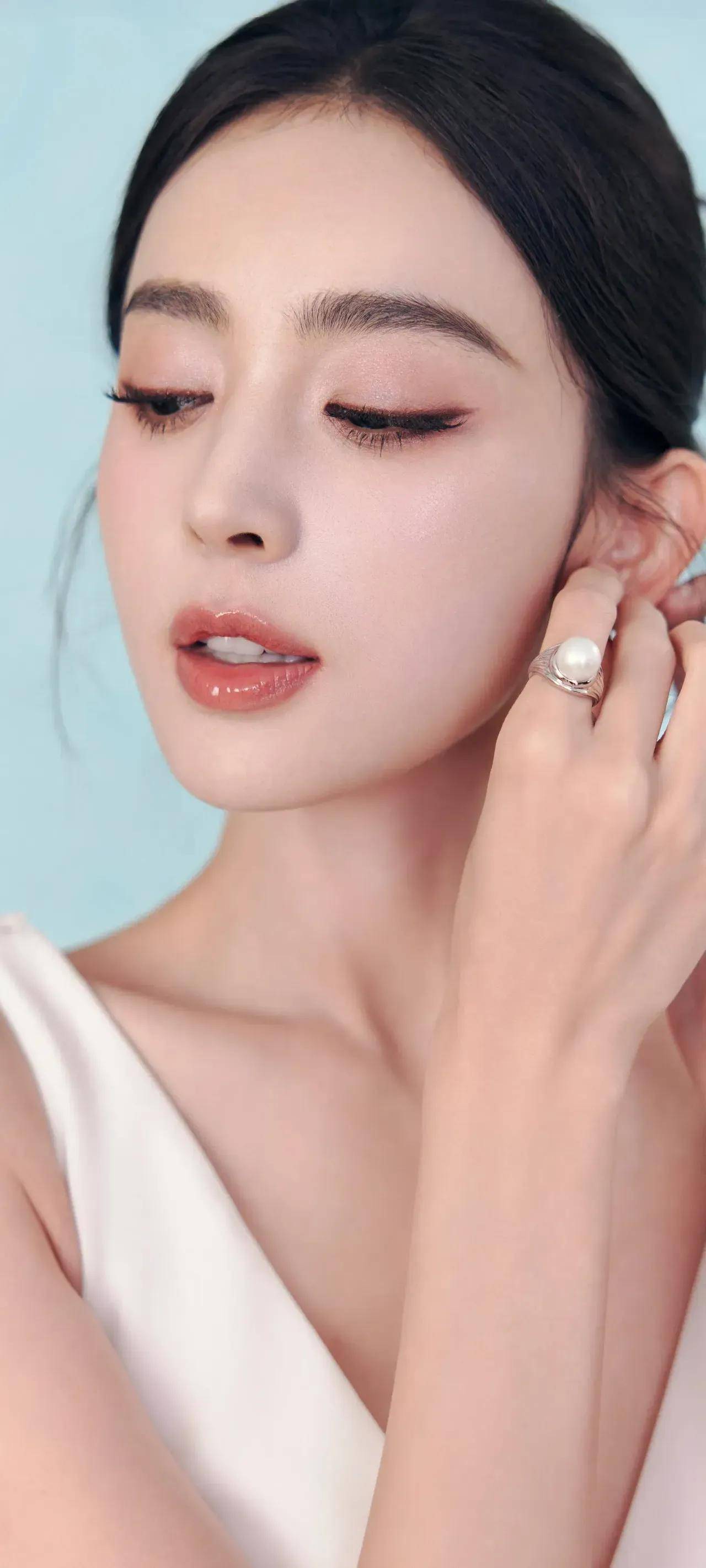 优雅流转!古力娜扎的青春时光,每一刻都是颜值与风华的绚烂演绎