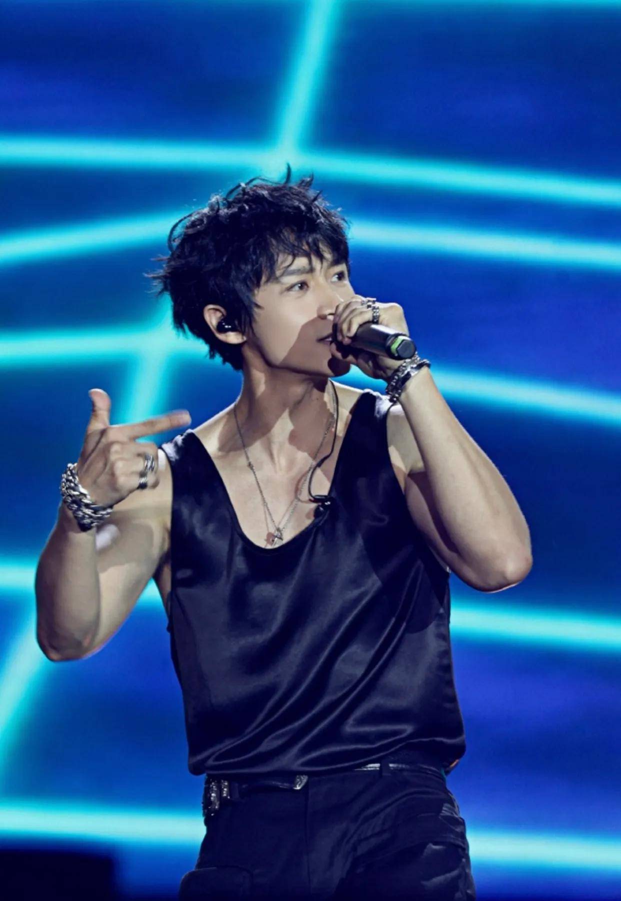 凭借"快乐男声"出道,商演拒绝假唱.小鲜肉变大叔