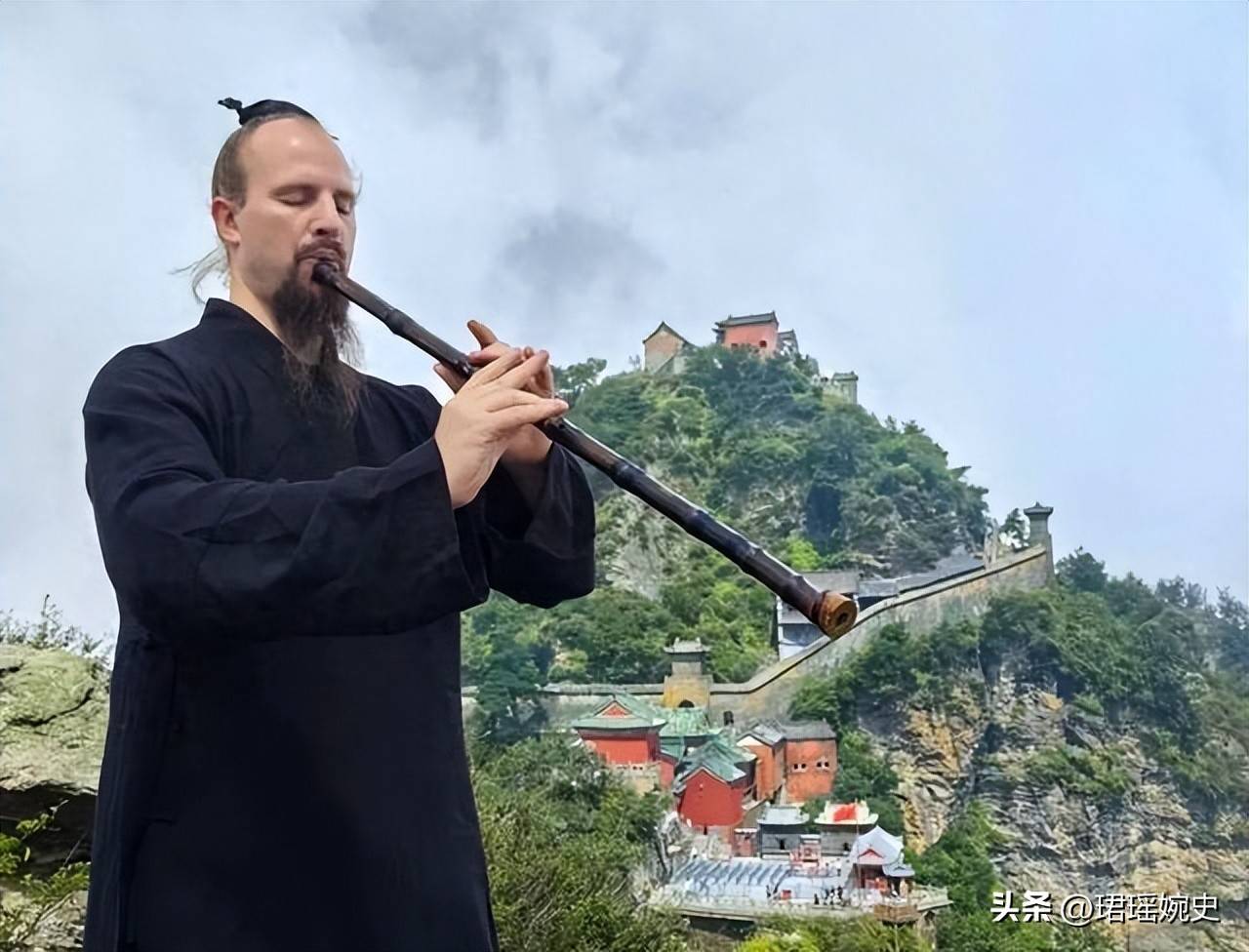 2010年美国小伙到武当山出家当道士,娶女道友生混血,现状如何?